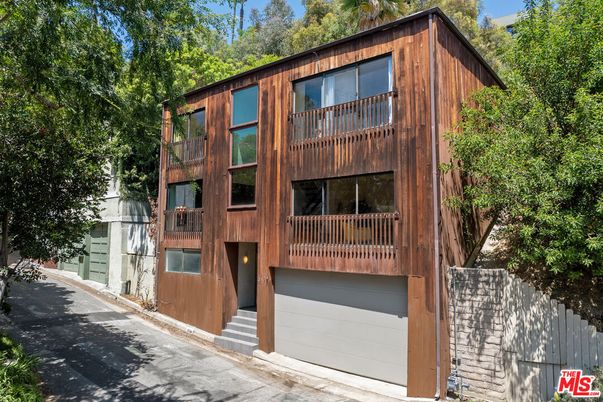 Exterior, Facade, Modern