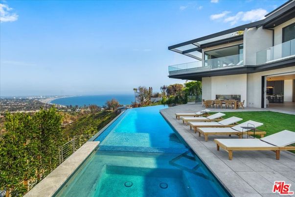 Exterior, Pool, Water