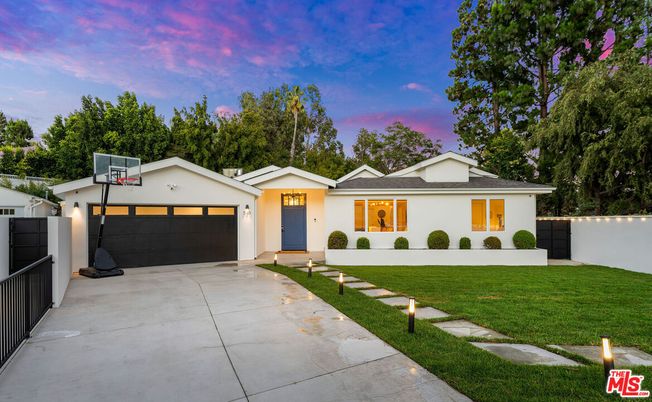 Attached, Exterior, Facade, Ranch