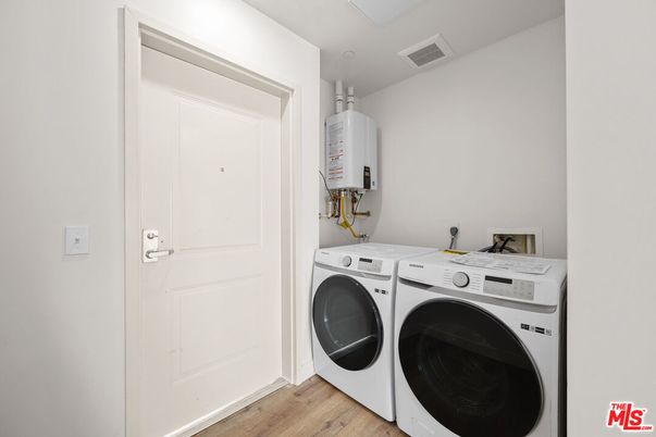 Interior, Utility Closets, Washer, Wood Texture Flooring