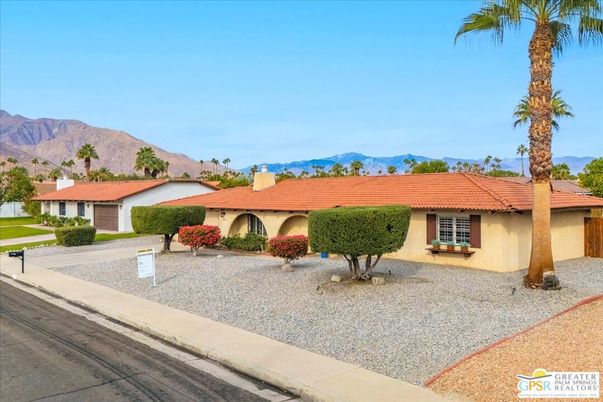 Exterior, Facade, Ranch