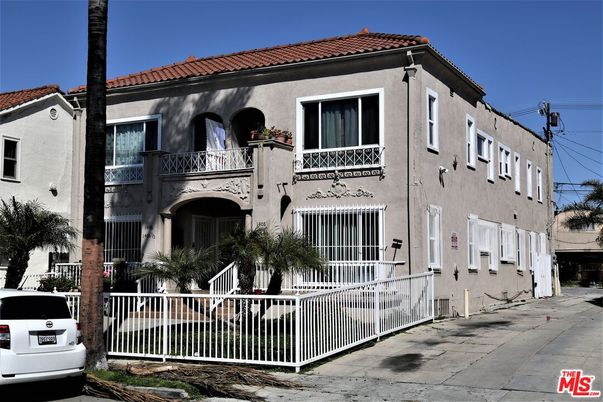 Exterior, Facade, Mediterranean