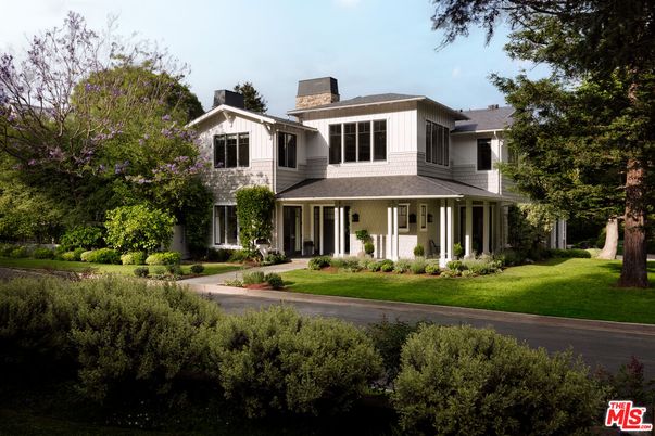 Exterior, Facade, Farmhouse