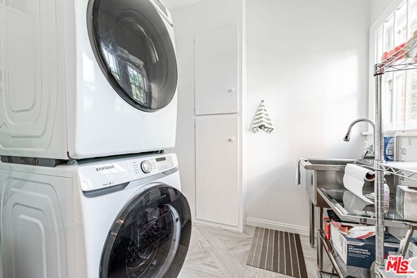 Interior, Utility Closets, Washer, Wood Texture Flooring