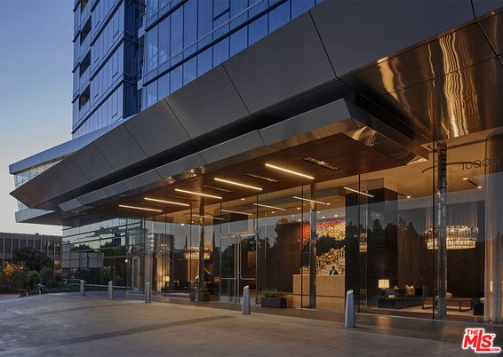 Exterior, Facade, Modern