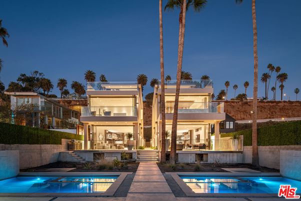 Exterior, Facade, Pool, Modern
