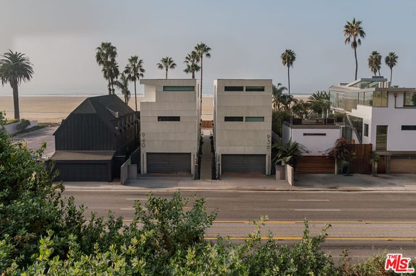 Attached, Exterior, Facade, Modern