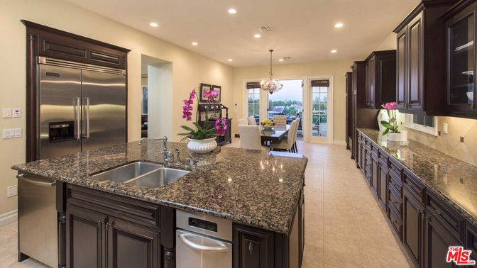 Chandelier, Dining room, Interior, Kitchen, Recessed Lighting, Stainless Steel Appliances