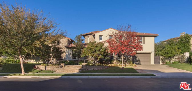 Attached, Exterior, Facade, Mediterranean