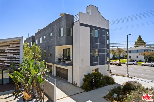 Exterior, Facade, Modern