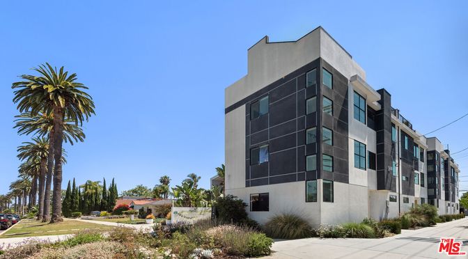 Exterior, Facade, Modern