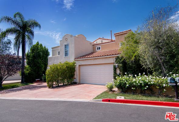 Attached, Exterior, Facade, Mediterranean
