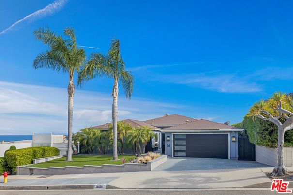 Attached, Exterior, Facade, Ranch