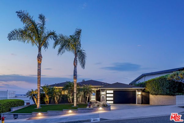 Attached, Exterior, Facade, Ranch