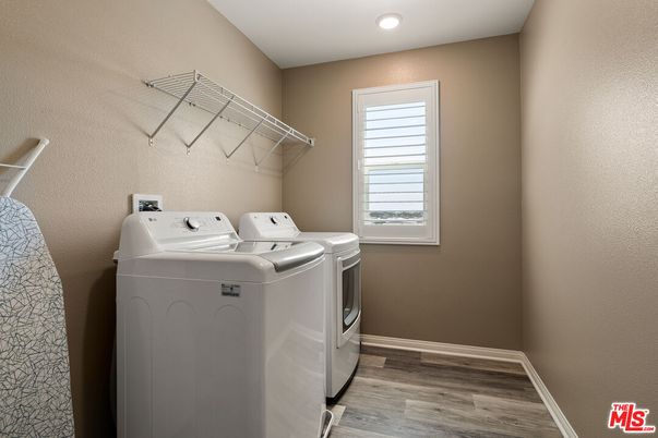 Interior, Recessed Lighting, Washer, Wood Texture Flooring
