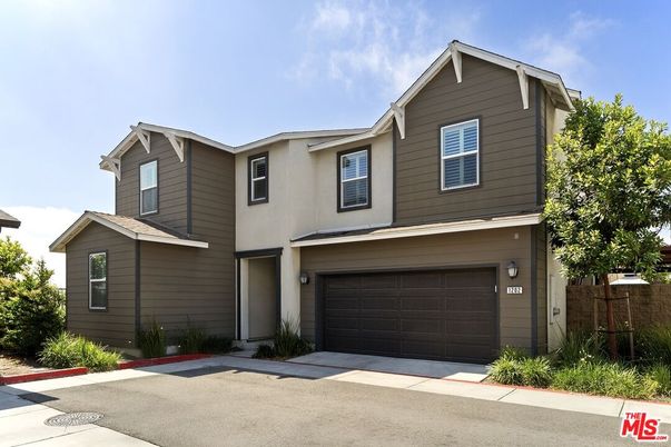 Attached, Exterior, Facade, American Craftsman