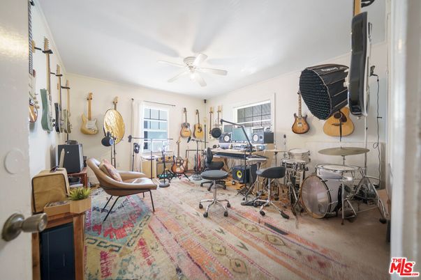 Interior, Piano