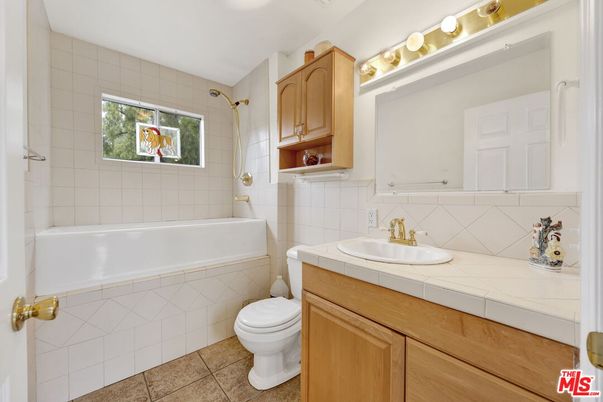 Bathroom, Interior, Tile Countertops