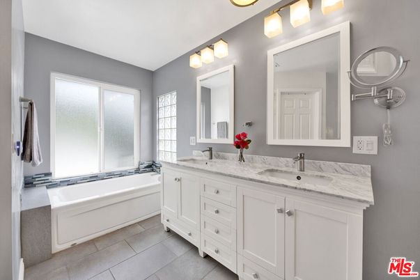 Bathroom, Dual Sink Vanities, Interior