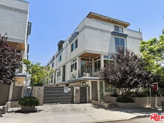 Exterior, Facade, Modern