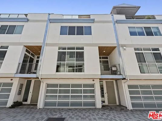 Attached, Exterior, Facade, Rowhouse