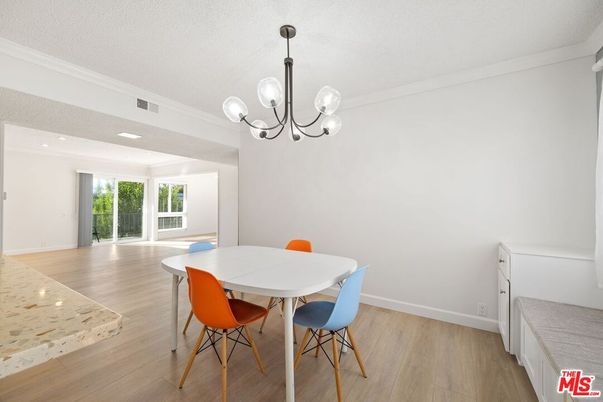 Chandelier, Dining room, Interior, Recessed Lighting, Wood Texture Flooring