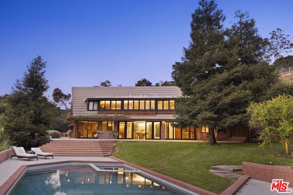 Backyard, Exterior, Facade, Pool, Modern