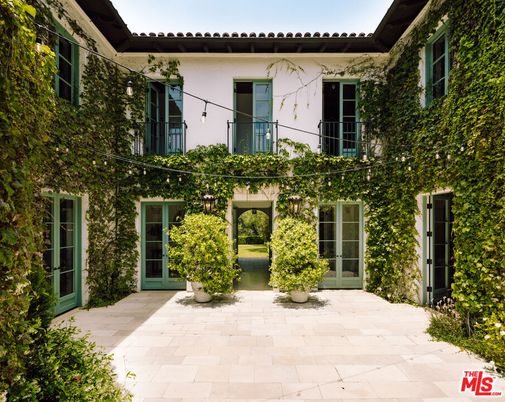 Exterior, Facade, Mediterranean