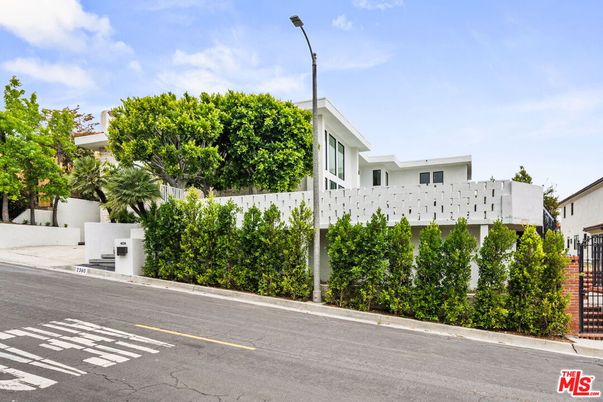 Exterior, Facade, Modern