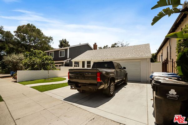 Detached Garage, Exterior