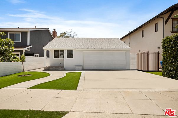 Attached, Exterior, Facade, Ranch