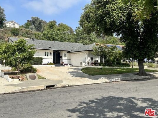 Attached, Exterior, Facade, Ranch
