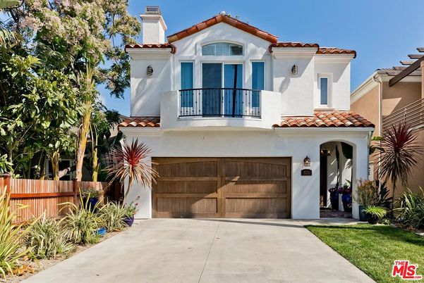 Attached, Exterior, Facade, Spanish Mediterranean