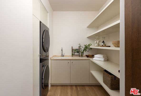 Interior, Washer, Wood Texture Flooring