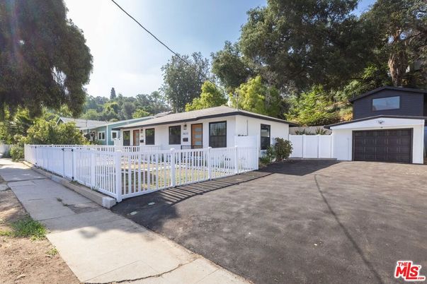 Attached, Exterior, Facade, Ranch