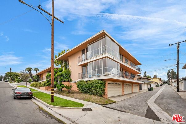 Attached, Exterior, Facade, Modern