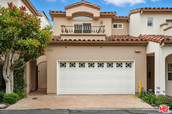 Attached, Exterior, Facade, Mediterranean