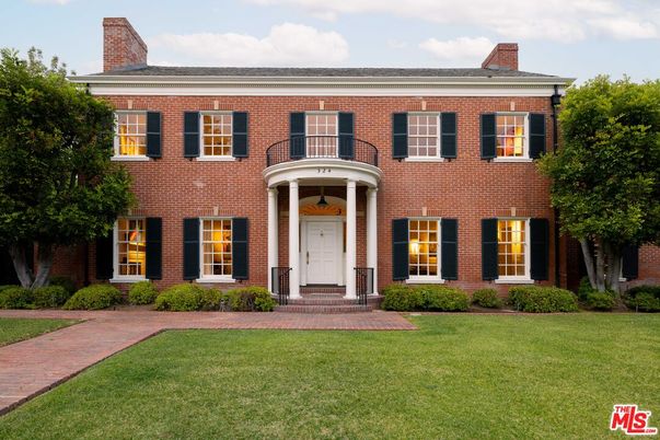 Exterior, Facade, Brick Facade, Georgian