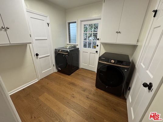 Interior, Washer, Wood Texture Flooring