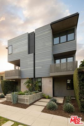 Exterior, Facade, Modern