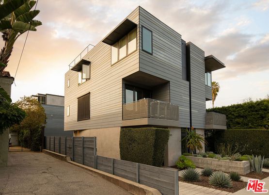 Exterior, Facade, Modern