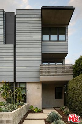 Exterior, Facade, Modern