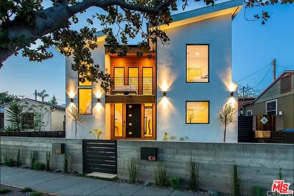 Exterior, Facade, Modern