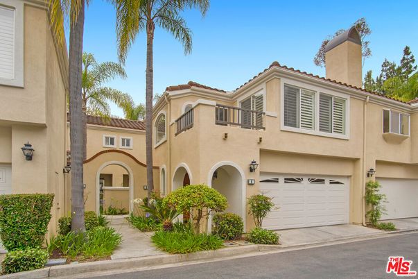Attached, Exterior, Facade, Mediterranean