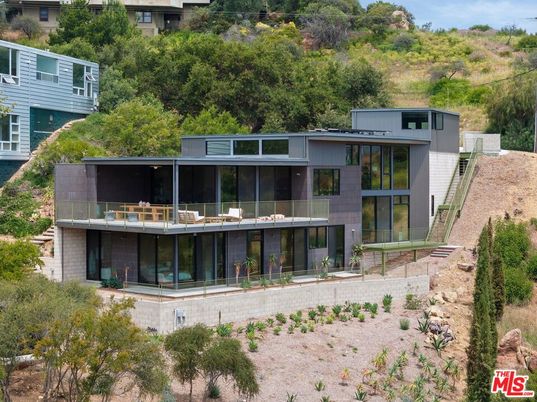 Backyard, Exterior, Facade, Modern