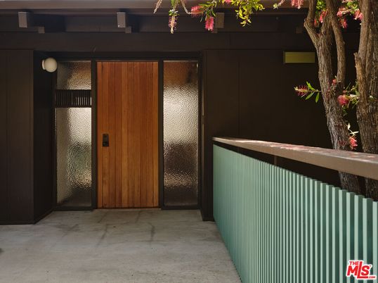 Elevator, Exterior