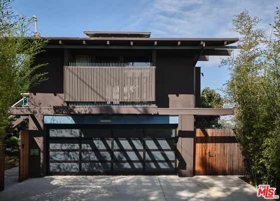 Attached, Exterior, Facade, Modern