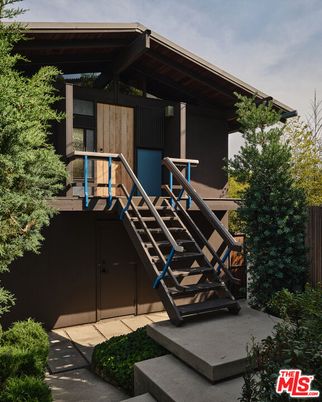 Exterior, Facade, Modern