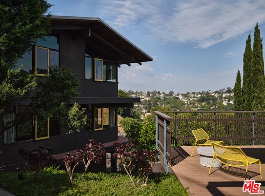 Exterior, Facade, Modern