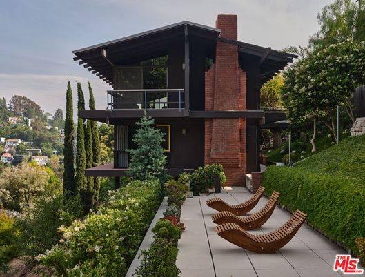 Backyard, Exterior, Facade, Brick Facade, Modern